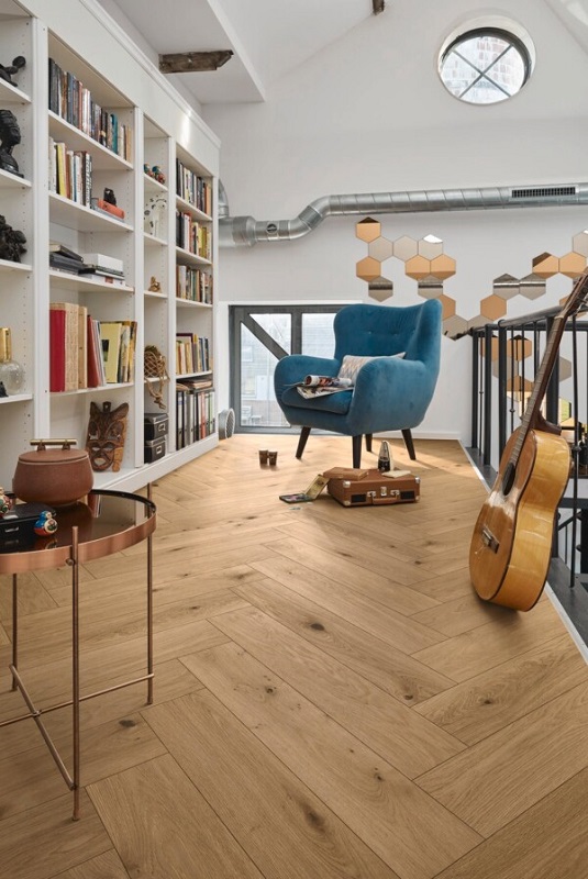 MeisterParquet. longlife PS500 Visgraat Eik authentic greige 09006 - 9006 ps500 ultramattlackiert ambiente r01 600x896 - Meister.Parquet PS500 09006