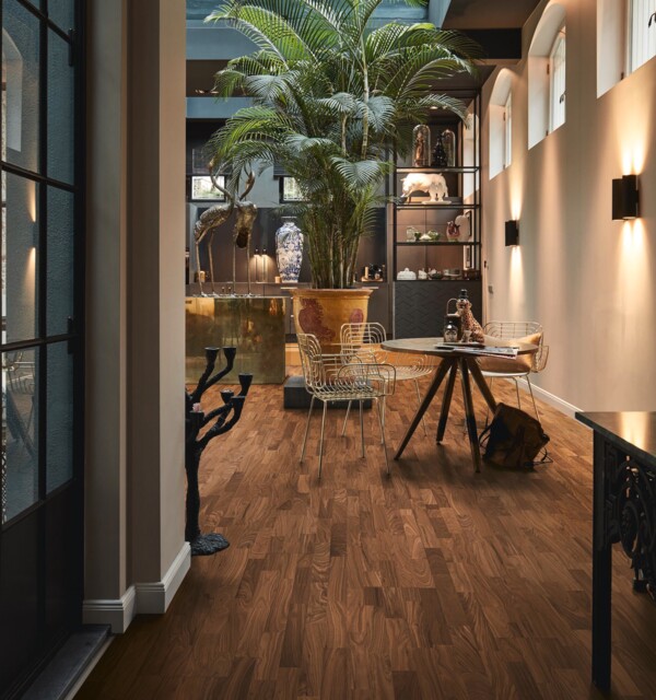 MeisterParquet. longlife PC200 Amerikaans notelaar harmonisch 09043 - 9043 pc200 ultramattlackiert ambiente r01 600x640 - Meister.Parquet PC200 09043