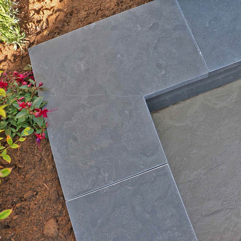 Vijverrand Spotted Bluestone Binnenhoek 45/45x25x3cm - Afdekband spotted bluestone binnenhoek 1 1 - Vijverrand Spotted Bluestone Binnenhoek 45/45