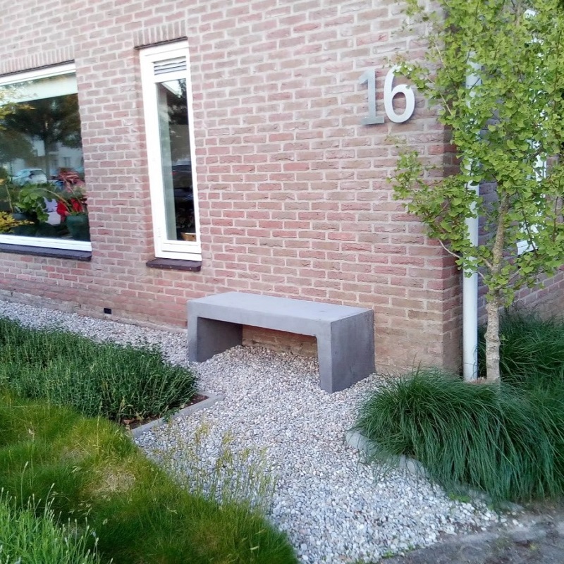 Betonnen Tuinbank Grijs/Zwart 120x45x45cm - Betonnen tuinbank antraciet sfeer 3 - Betonnen Tuinbank 120x45x45cm