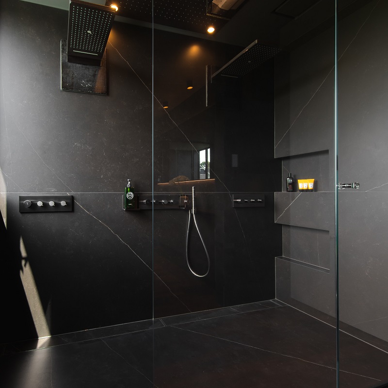 Neolith Calatorao Silk diverse afmetingen - Calatorao shower sfeer - Calatorao Silk 75x75
