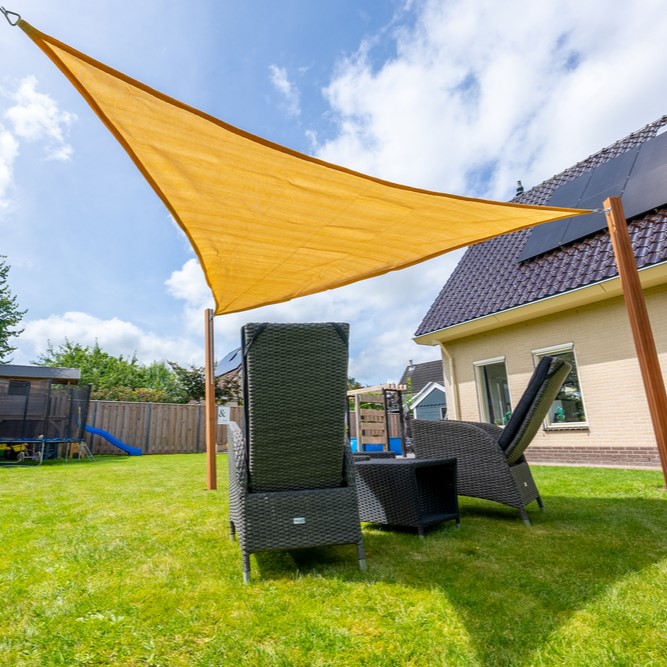 Zonnedoek Waterdoorlatend Zand Driehoek 6x6x6m - 320gr/m2 - Schaduwdoek driehoek gebroken wit 3 - Zonnedoek Waterdoorlatend Zand 6x6x6m