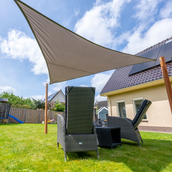 Zonnedoek Waterdicht Grijs Driehoek 5x5x5m - 160gr/m2 - Schaduwdoek grijs driehoek 1 - Zonnedoek Waterdicht Grijs 5x5x5m