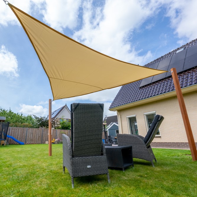 Zonnedoek Waterdicht Beige Driehoek 5x5x5m - 160gr/m2 - Schaduwdoek waterdcht driehoek beige 1 - Zonnedoek Waterdicht Beige 5x5x5m