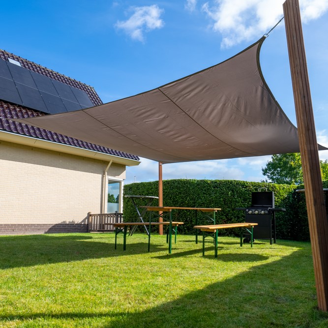 Zonnedoek Waterdicht Grijs Vierkant 4x4m - 160gr/m2 - Schaduwdoek waterdicht vierkant grijs 2 - Zonnedoek Waterdicht Grijs 4x4m