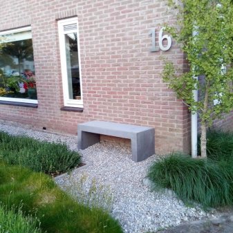 Betonnen Tuinbank Grijs/Zwart 120x45x45cm - Betonnen tuinbank antraciet sfeer 3 - Betonnen Tuinbank 120x45x45cm