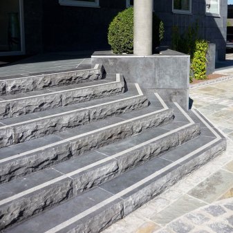 Natuursteen Bloktrede Spotted Bluestone Gekloofd 100x35x15cm - Bloktreden spotted bluestone gezoet voorzijde ruw 1 1 - Natuursteen Bloktrede Spotted Bluestone Geklo