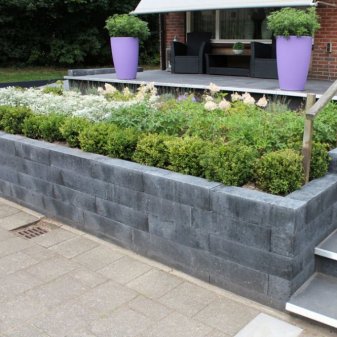 MBI Patioblok Strak Antracite 30x10x12cm - Patioblok antraciet 60x15x15cm strak sfeer 1 - Patioblok Strak Antra 30x10