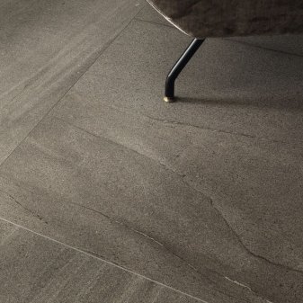 Ariostea Ultra Pietre Basaltina Moka Prelucidato diverse afmetingen - Stone effect grey floors basaltina moka 03 - Ariostea Basaltina Moka Prelucidato 100x100cm